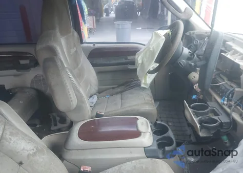 2005 Ford Excursion Limited из США, поврежденный, VIN 1FMNU42LX5ED43932